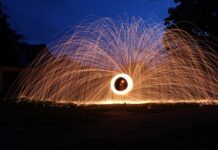 Jak należy kręcić kierownicą podczas cofania chce jechać w prawo? Jak należy kręcić kierownicą podczas cofania chce jechać w prawo?